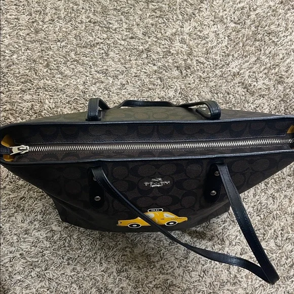 Coach Taxi Tote in signature canvas with a New York City taxi design w Wallet - Picture 8 of 11